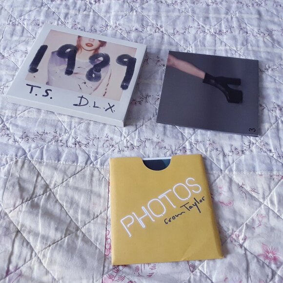 Taylor Swift 1989 Deluxe Photos + Reputation Poster Bundle - Picture 1 of 6